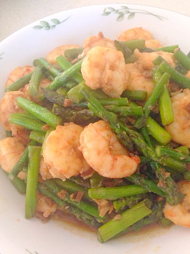 Snapdishの料理写真:Prawn and asparagus with garlic soy|prinkcessさん