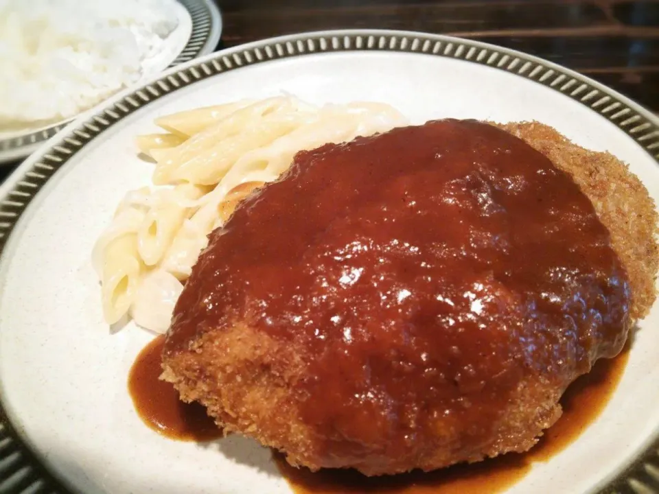 洋食屋さんのミンチカツでランチ。実に昭和な味付けで、オジサン…子どもの時はこんな味で育ったんだなぁと思い出させてくれる一皿どすぇ♡|にゃあ（芸名）さん