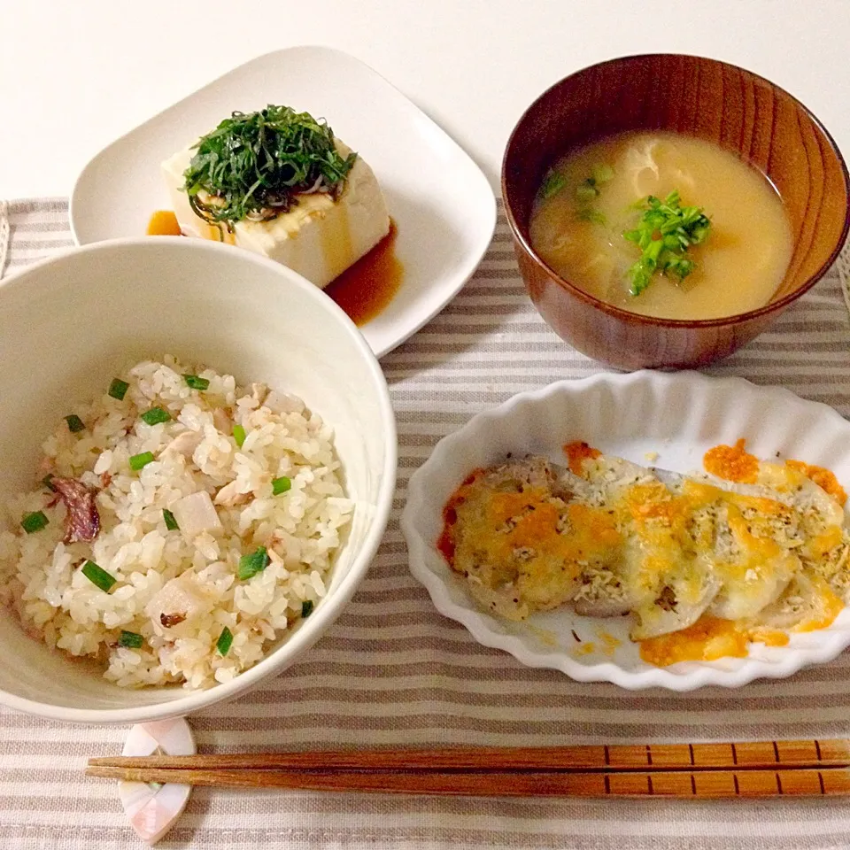 焼き秋刀魚と蓮根の炊き込みご飯・蓮根のチーズ焼き・冷奴(青じそ×しらす)・お味噌汁(大根×揚げ)|Accaさん