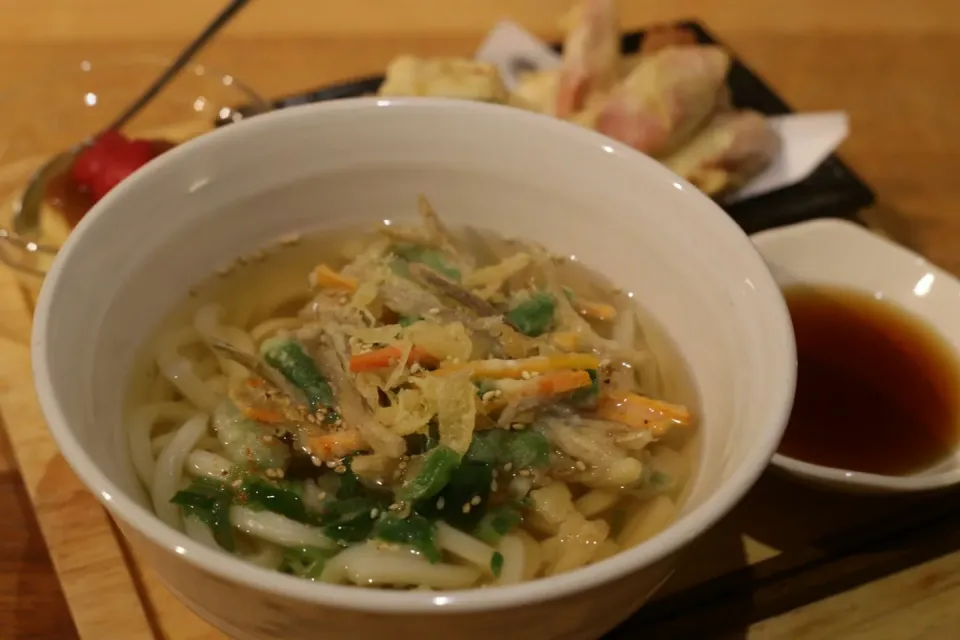 Snapdishの料理写真:かき揚げうどん・魚肉ソーセージとカボチャの天ぷら・イチゴ乗せプリン( v^-゜)♪|マカロンさん