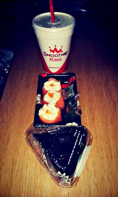 Snapdishの料理写真:Oct 7. Linner @ 6:15pm #sushi #sashimi #crab #temaki #smoothieking #jeju #greentea|Ren Bhaiさん