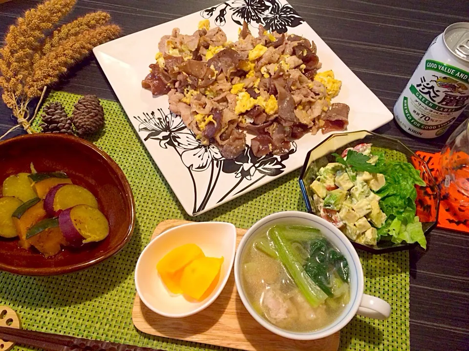 今夜は豚肉とキクラゲ中華炒め、アボカドチーズトマトサラダ、鳥団子スープ、さつまいもと南瓜煮、デザートは柿です。|かれんさん