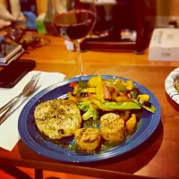 Snapdishの料理写真:sea bass and sea scallop with stir fry veggies #byMyhoney #homemade|Sarah Phannetさん