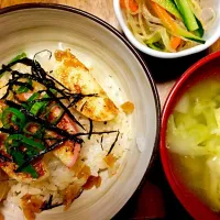 Snapdishの料理写真:甘辛かまぼこ丼  エビとブロッコリーのスープ  春雨サラダ|かとぅさん