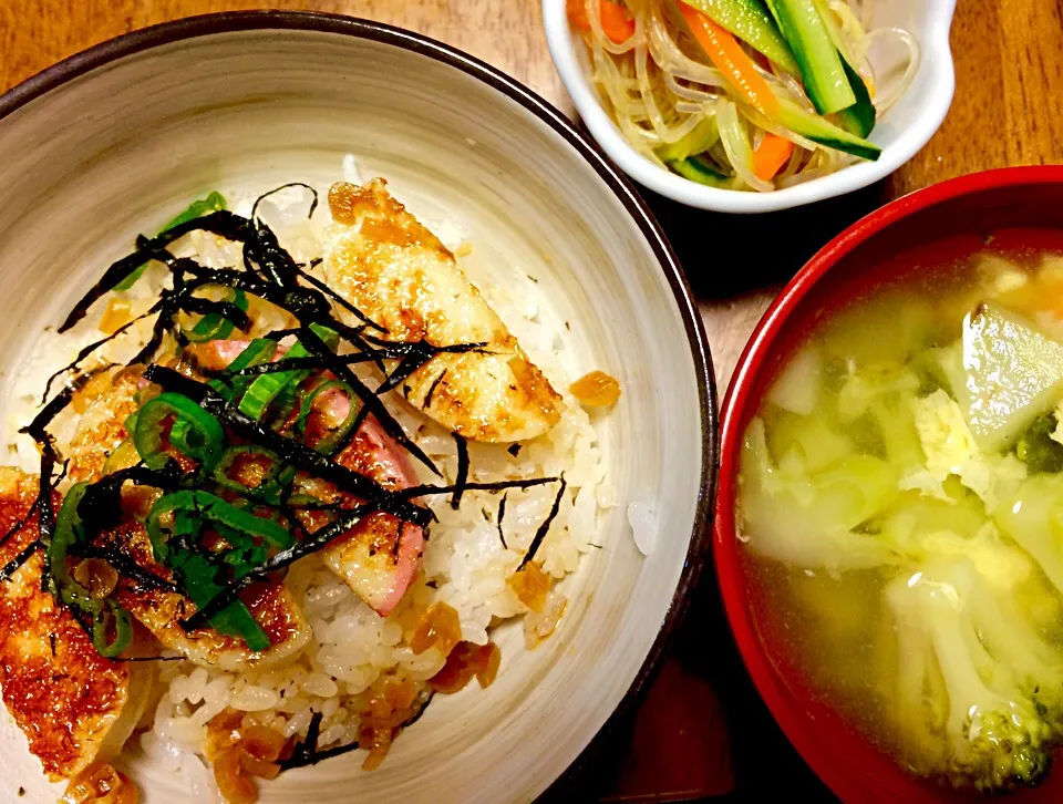 甘辛かまぼこ丼  エビとブロッコリーのスープ  春雨サラダ|かとぅさん