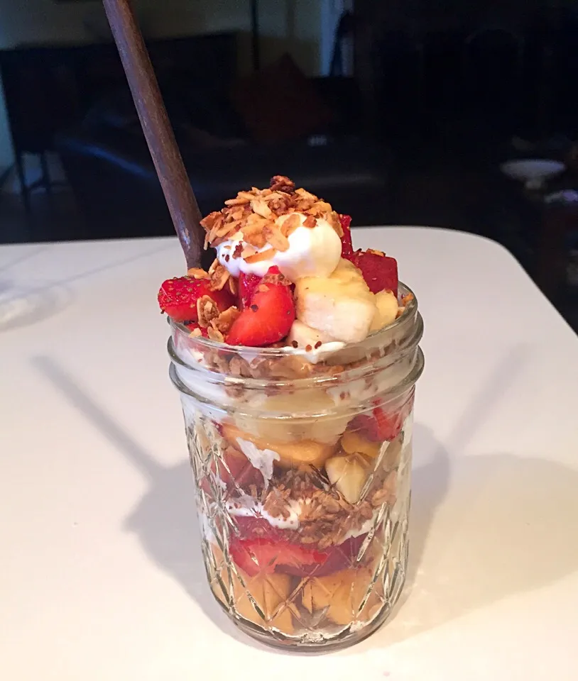 Strawberry, banana, peach, Greek yogurt, & granola parfait|victoria valerioさん