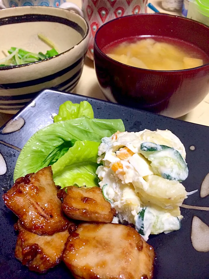 もうかさめの唐揚げ、ポテトサラダ、油揚げと小松菜の味噌汁、オクラと水菜のお浸し、白米|はしもさん