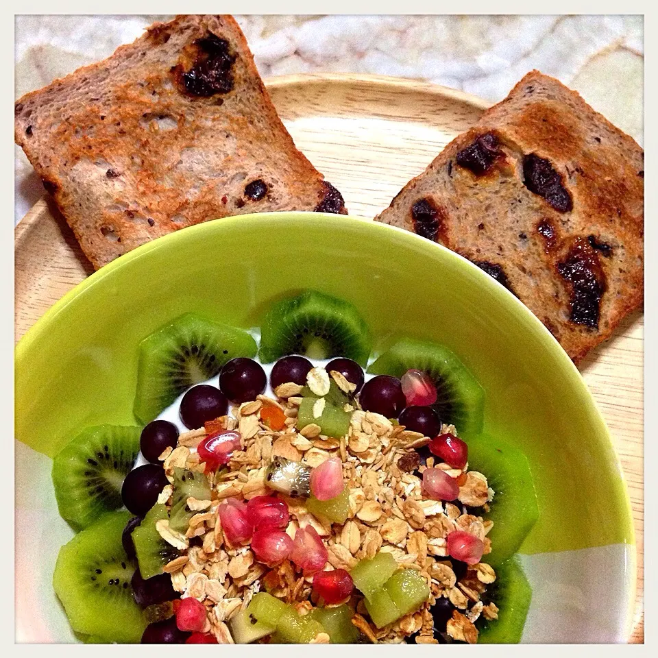 Prune Bread w/ fruity yoghurt & granola|Gift Laohakanchanasiriさん