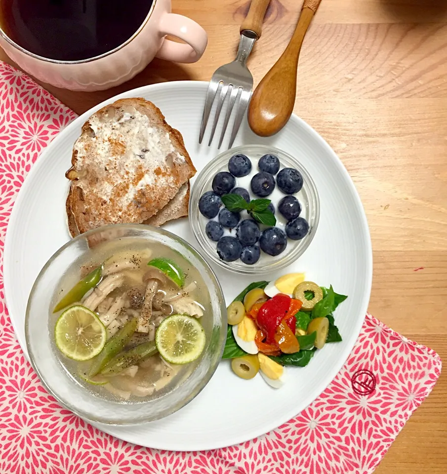 Breakfast: line and chicken soup, marinated pepper on basil, egg and olives, blueberries on yogurt, and walnut and raisin bread with mascarpone cheese|Kumigarさん