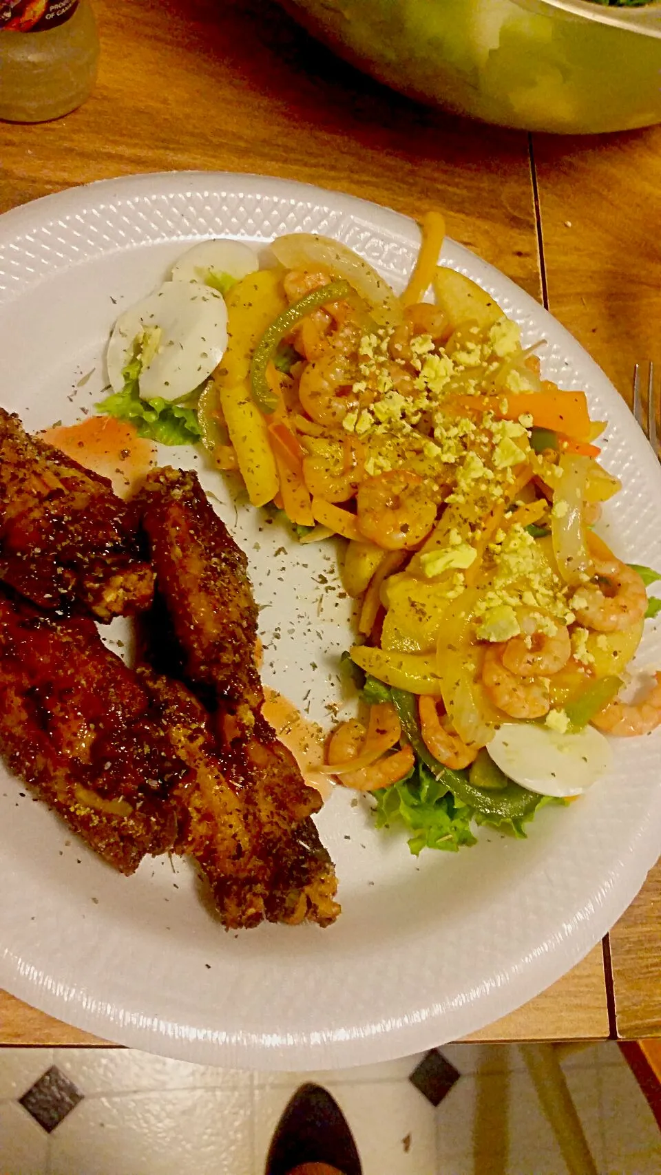 Lemon Pepper Wings with a pepper and onion mixture with some Fujii apples, shrimp, sautéed in a sweet and spicy sauce served on green leaf lettuce.|Molly Hoyleさん