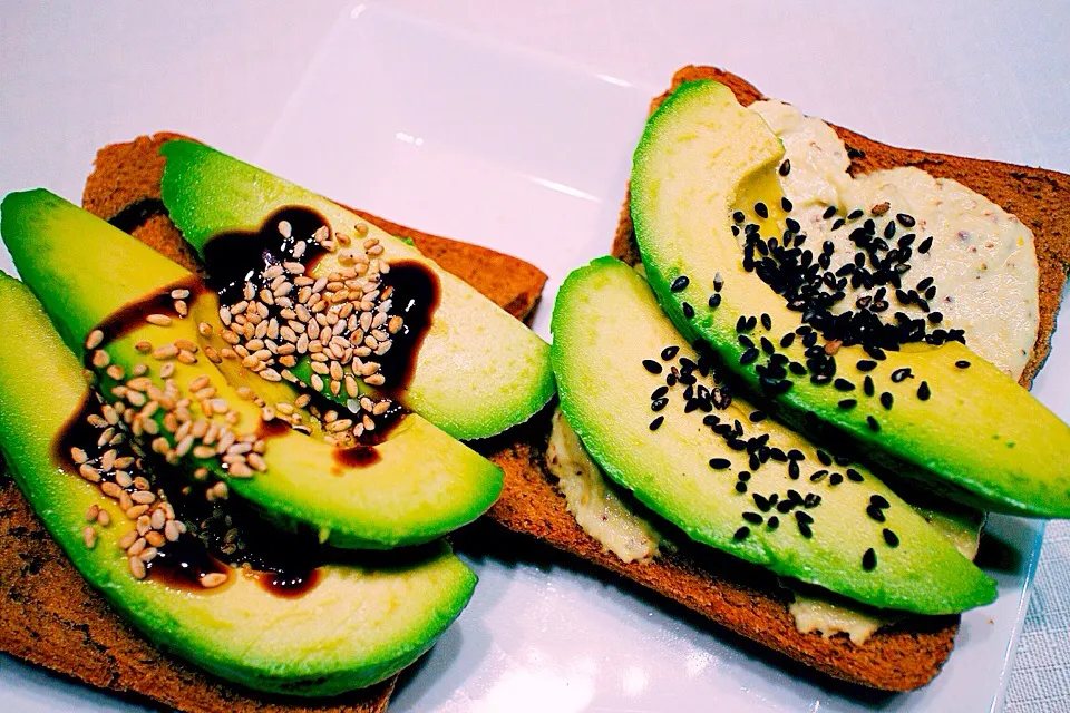 Equally tasty avocado on gluten free toasts: japanese style w soy sauce n western style w cashew cheese #vegan|Leahさん