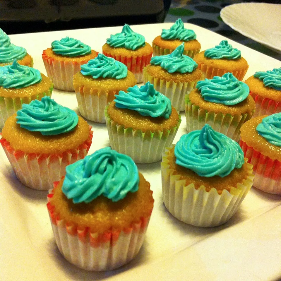 Vanilla Cupcakes w/ buttercream frosting|Ahnneさん