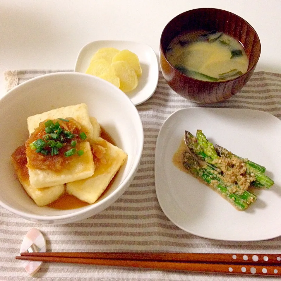 揚げ出し豆腐・アスパラのごまマヨ和え・ポテトフライ・お味噌汁(大根×わかめ)|Accaさん