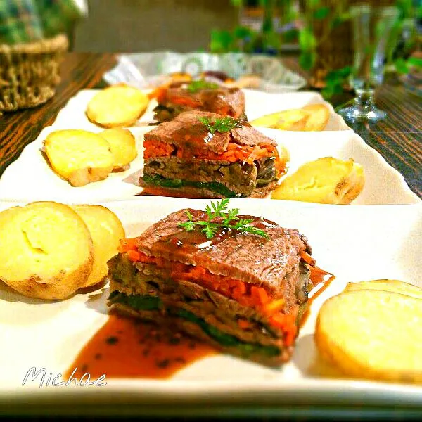 ＊牛肉と野菜の重ね焼き♪
(人参・茄子・ほうれん草)
＊胡麻バター醤油ソース
＊蒸しポテト|michaeさん