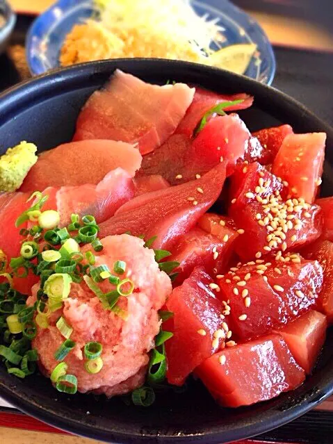 清水港のまぐろ館でまぐろ尽くし丼食べましたo(^▽^)oやっぱまぐろって美味しいですね(・∀・)|すぐるぐるさん