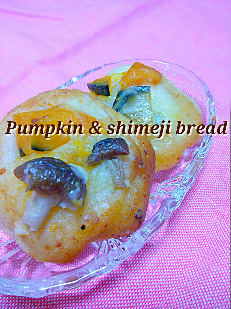 Snapdishの料理写真:Pumpkin & shimeji mashrooms bread!!|和田 匠生さん