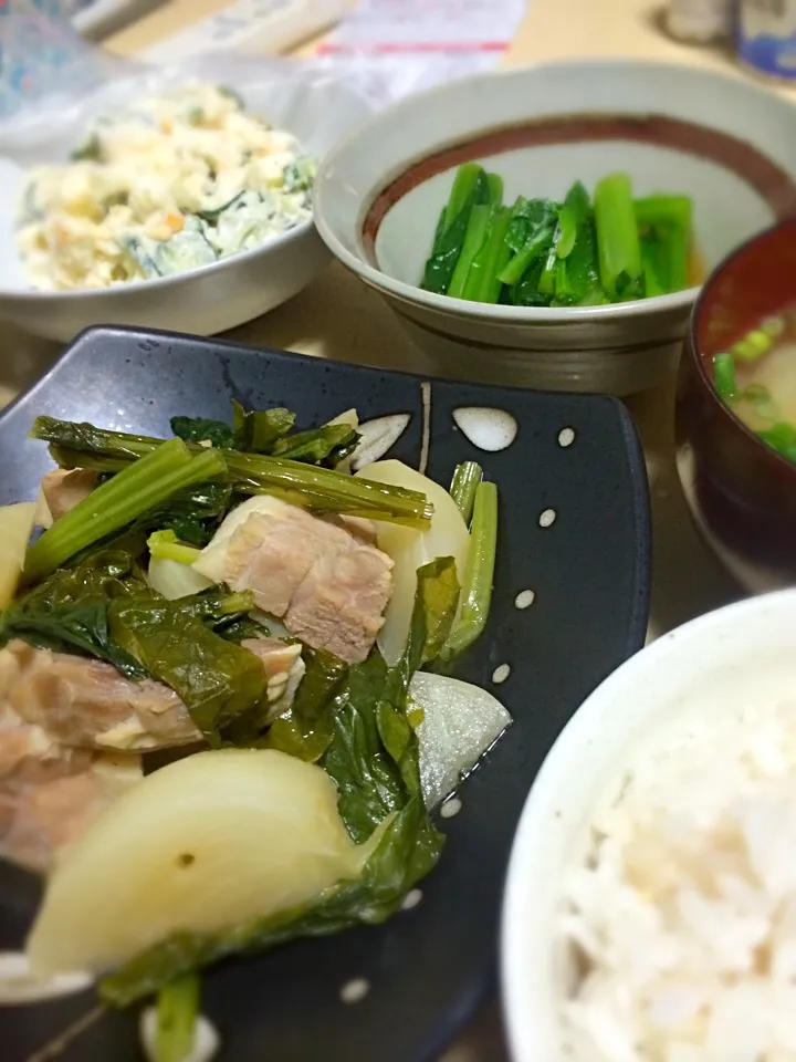 塩豚とかぶの煮物、玉ねぎと油揚げの味噌汁、小松菜のお浸し、ポテトサラダ、白米|はしもさん