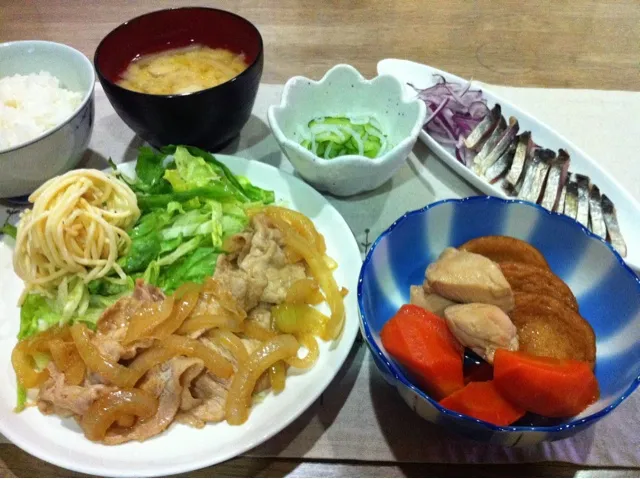 豚生姜焼きとお昼作りすぎたカルボナーラ添え・さつま揚げ人参鶏肉の煮物・スモークにしん・キュウリ春雨の酢の物・白菜エリンギ味噌汁|まーままさん