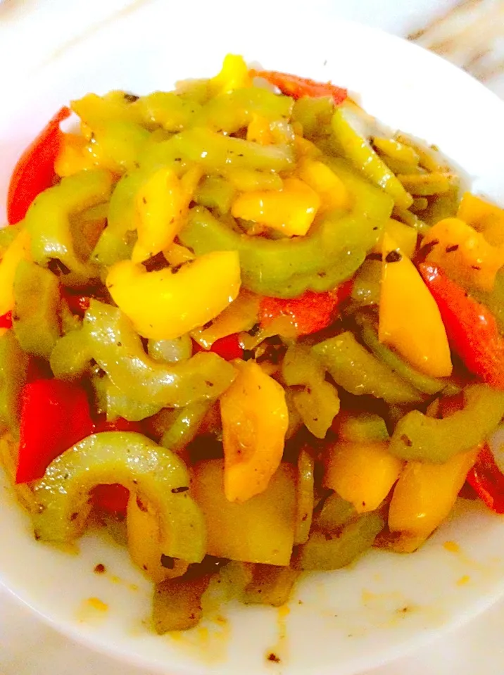 Snapdishの料理写真:Bitter gourd & Bell Peppers|laumeikuanさん