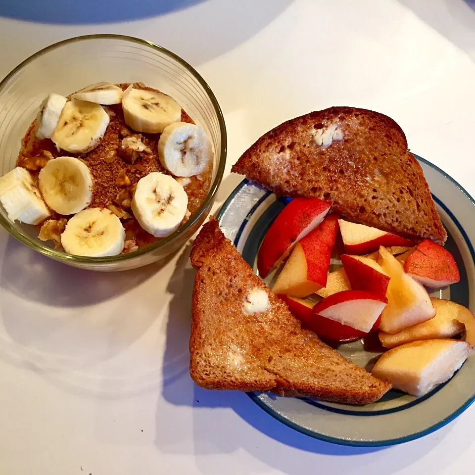 Snapdishの料理写真:Applesauce with cinnamon, flax seed, walnuts & banana. Side of whole wheat toast with earth balance butter and a red pear.|victoria valerioさん