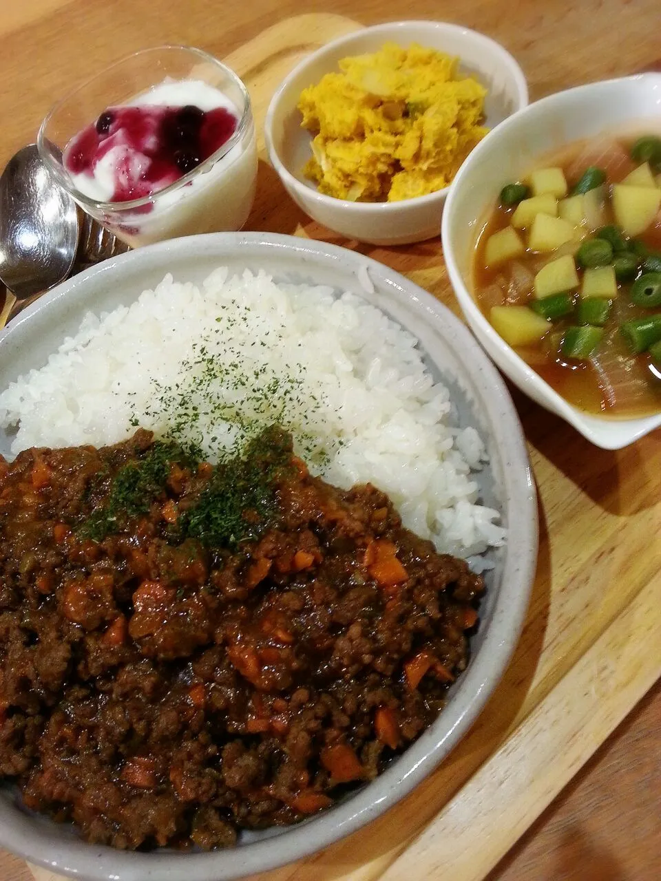 Snapdishの料理写真:ドライカレー、かぼちゃのサラダ、野菜のスープ、ブルーベリーヨーグルト(*￣∇￣)ノ|マカロンさん