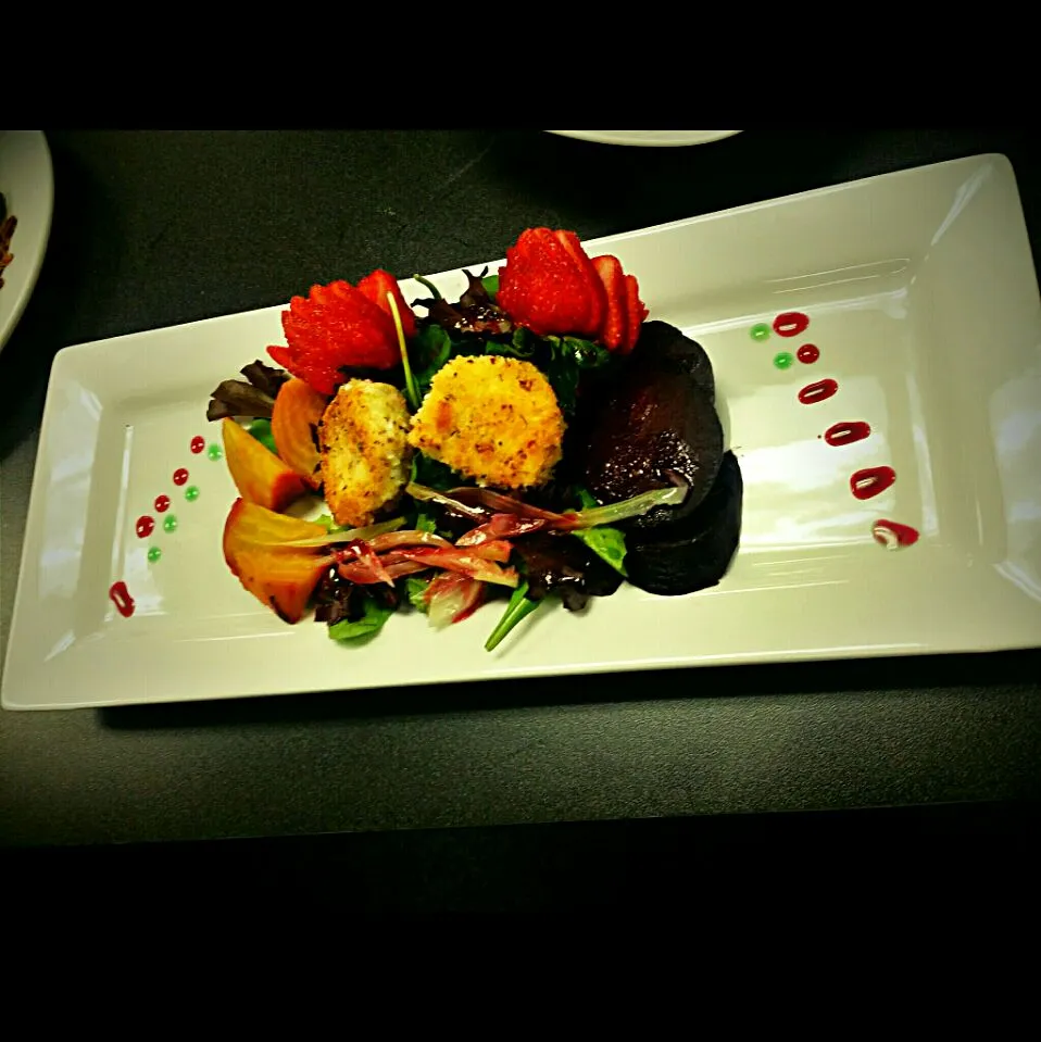 Fried goat cheese salad w citrus vinaigrette and beet gastrique #foodporn|Omar Mejiaさん