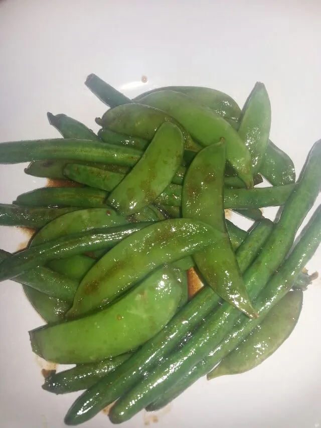 snap pea and green bean stir fry.  sauce is Bragg's liquid amino, white pepper, butter, crushed chili, hoisin sauce,  And onion powder.|Polly Gelfusoさん