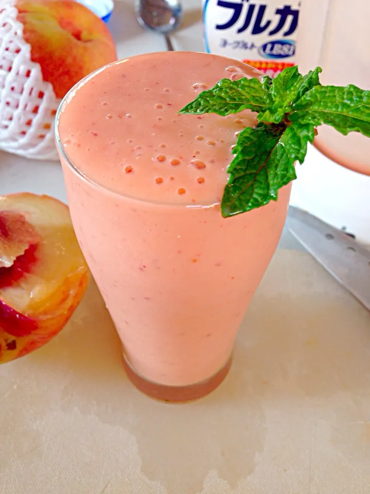 Peach & strawberry smoothie 🍓🍑|viviさん