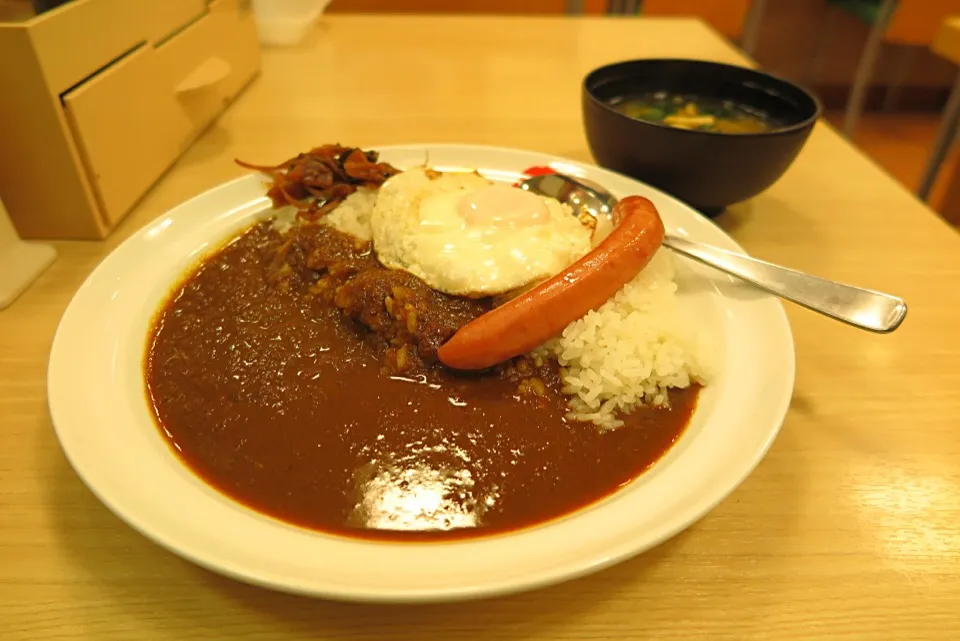 オリジナルカレーにソーセージ目玉焼き|マハロ菊池さん