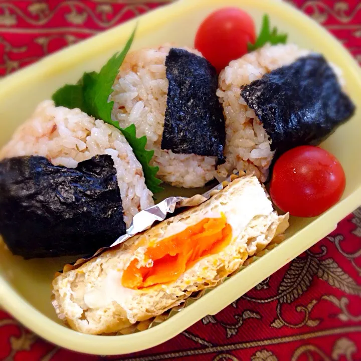 オリーブとおかかのおむすび🍙と玉子の袋煮弁当|もえさん