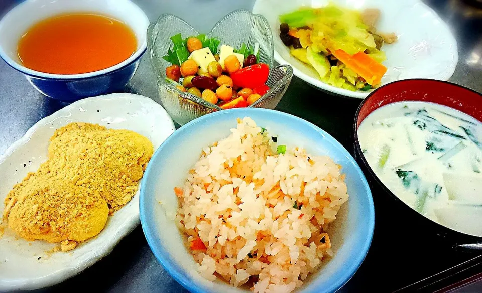 昨日作ったヘルスアップ教室のメニュー💛桜えびのごはん、高野豆腐の甘味噌炒め、おまめサラダ、牛乳餅、ミルクスープなど。|きゅうちゃんさん