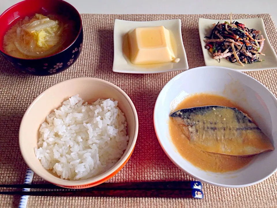 鯖の味噌煮 卵豆腐 ひじきの明太サラダ 玉ねぎと白菜の味噌汁|にゃろめさん