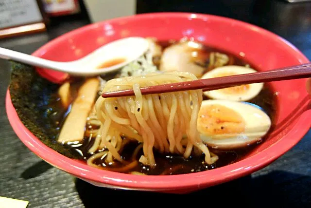 富山ブラックラーメン♪意外なほどあっさりすっきりで、うんまい(*^^*)|深夜特急fさん