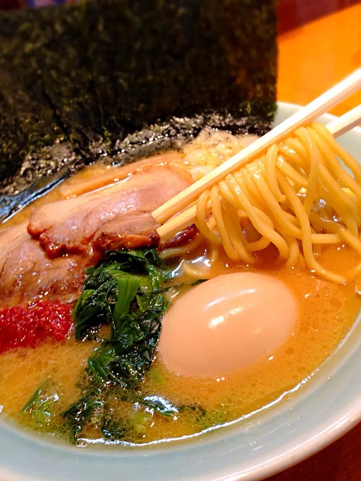 Snapdishの料理写真:＠横浜家系ラーメン 一松家『豚骨醤油ラーメン♪ 味玉トッピング！😄』|TETSU♪😋さん