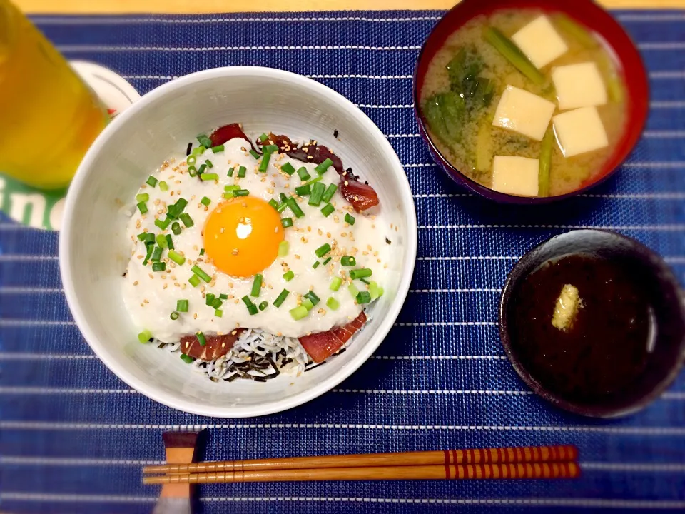 Snapdishの料理写真:しらすと漬けマグロの山かけ丼、高野豆腐と小松菜の味噌汁、もずく酢|misakiさん