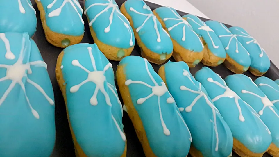 Snapdishの料理写真:Vanilla Blue Eclair w/ Barley mint Chocolate topping|MommiEclair's Homemadeさん