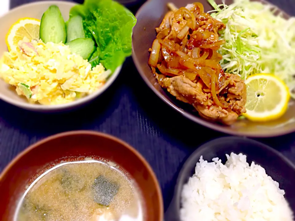 生姜焼き、ポテサラ、オクラと鶏団子のお味噌汁♡|まーゆー♡さん