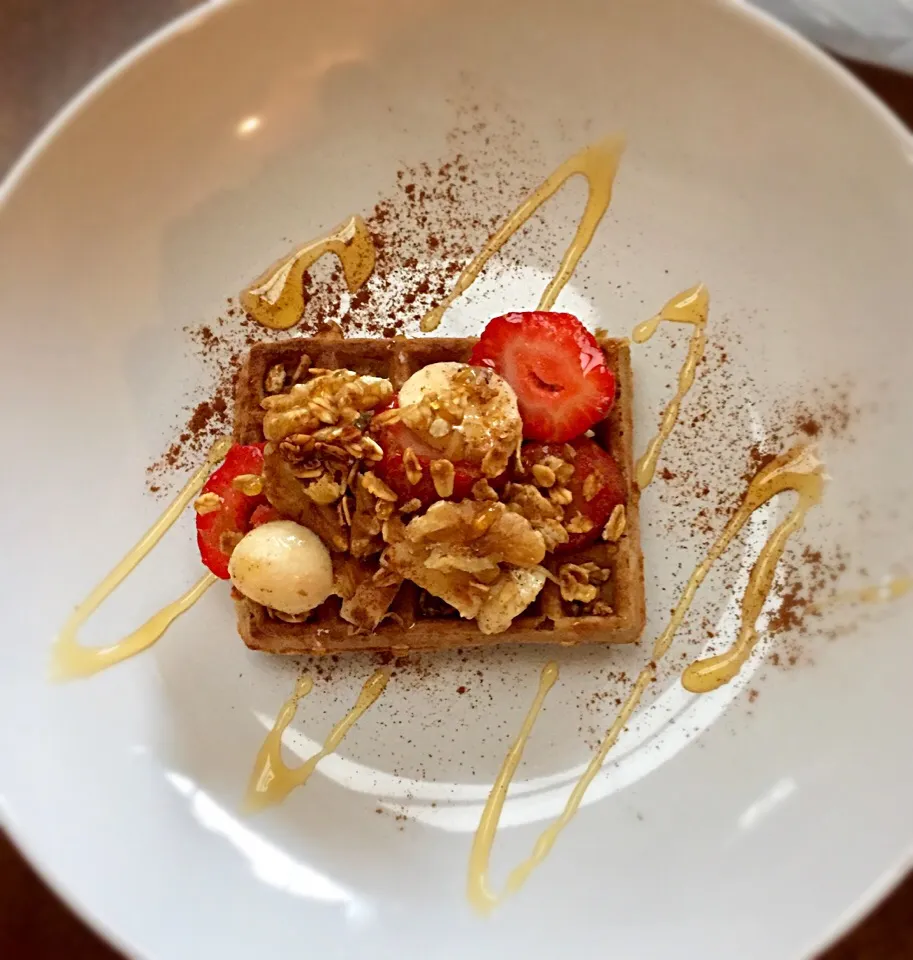 Whole wheat Belgium waffle with strawberry, banana & walnuts topped with granola and drizzled honey and cinnamon.|victoria valerioさん