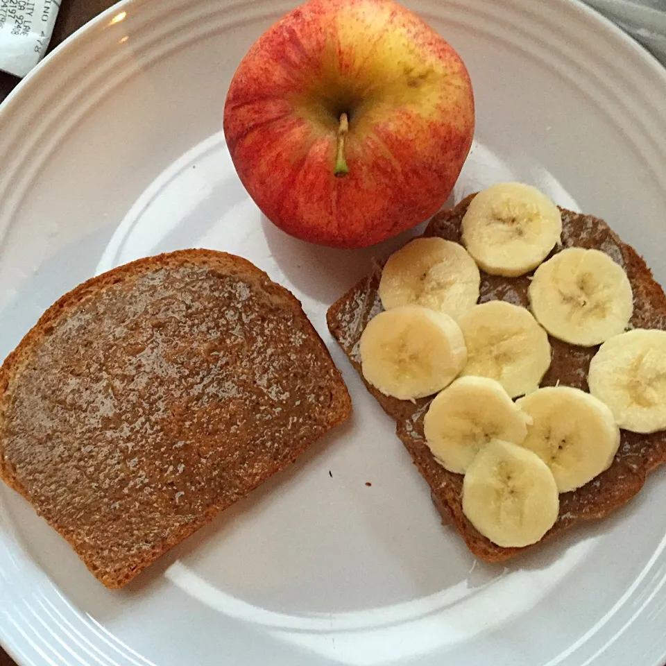 Lunch: Grilled PB and banana on whole wheat bread with an apple.|victoria valerioさん