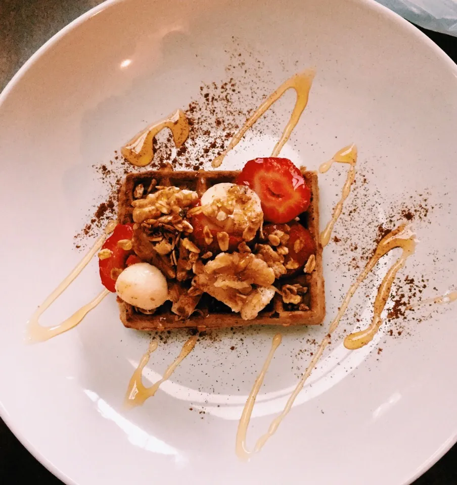 gourmet plate of Whole wheat Belgium waffle with strawberry, banana & walnuts topped with granola and drizzled honey and cinnamon.|victoria valerioさん