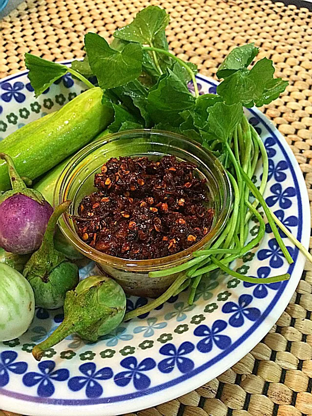 น้ำพริกกากหมูผักสด 辛みそと生野菜|Benjaminnさん