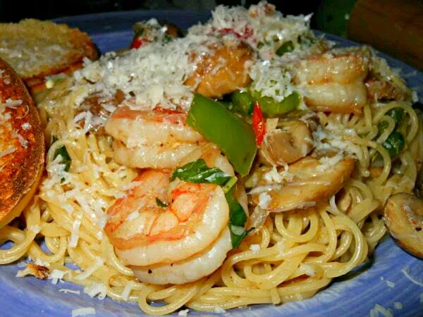 🍝 Shrimp Linguini 🍝  With *EXTRA* Fresh Parmesan Cheese 😊 {National Moldy Cheese Day 10/8} 😄👄😄|Alisha GodsglamGirl Matthewsさん