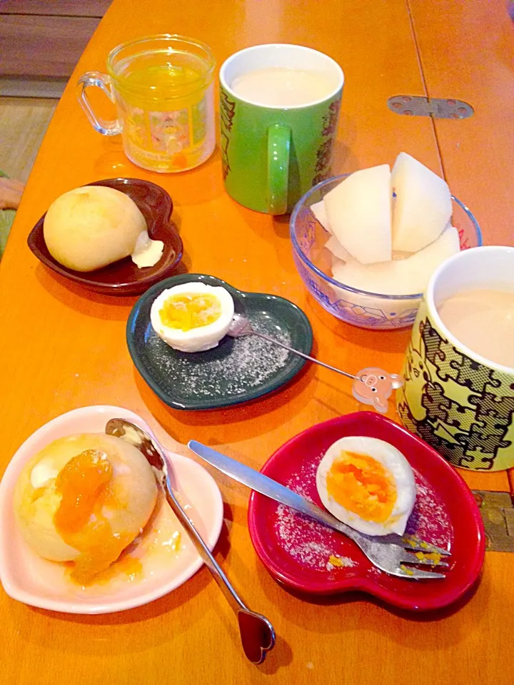 BreakFast    スコーン&バター、🍊アプリコットジャム    🐣半熟卵、🍏梨、ミルクたっぷりカフェオレ☕️|ch＊K*∀o(^^*)♪さん