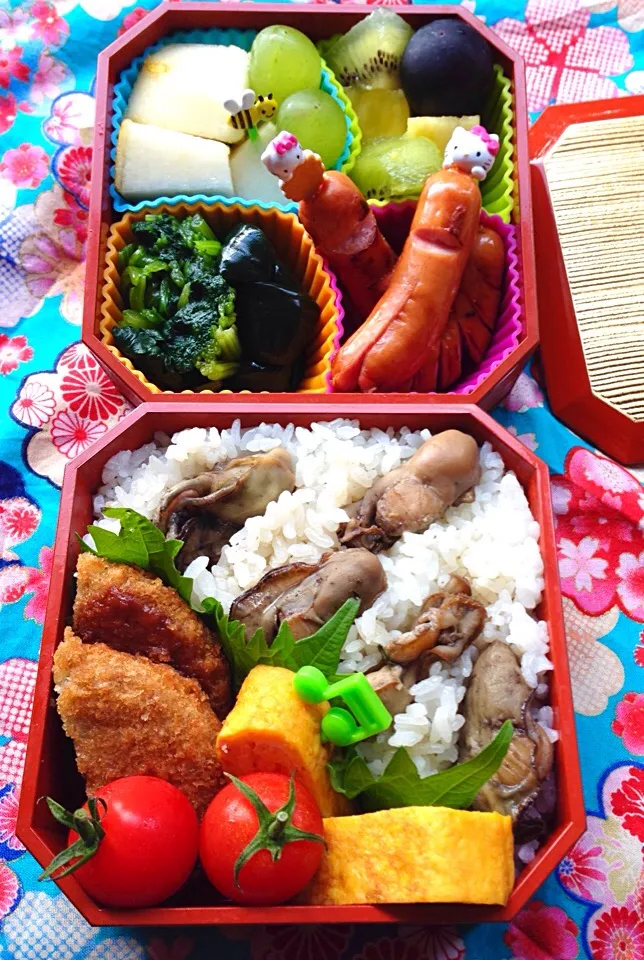 牡蠣ご飯とメンチカツと玉子焼き弁当(⊹＾◡＾)ノo.♡ﾟ｡*季節の果物と共に|Blueberry🫐さん