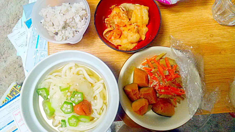 雑穀ごはん、豚キムチ、関西風うどん、かぼちゃの煮付けとミルクきんぴら|平野 ゆみこさん