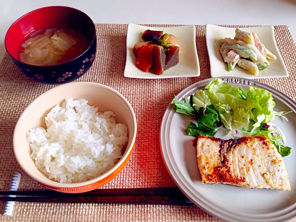 Snapdishの料理写真:メカジキ香草焼き がめ煮 ペンネのバジルサラダ 味噌汁|にゃろめさん