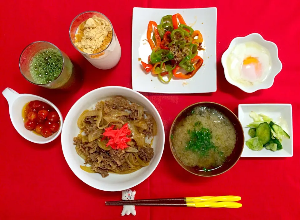 朝ごはんは勝負飯^o^たっぷり玉ねぎ入り牛丼、温泉卵、福耳南蛮ソテーおかか和え、きな粉豆乳ヨーグルトドリンク、ハニートマト、とろろ昆布と長ネギ味噌汁^_^|はみちゃんさん