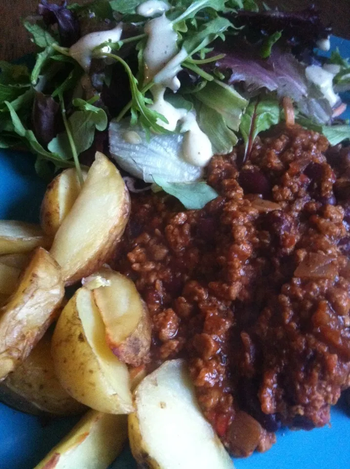 Quorn veggie chilli & potato wedges with salad|Nick Hiderさん