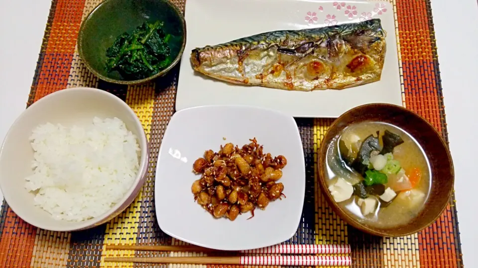 塩鯖、ほうれん草の胡麻和え、カリカリじゃこと大豆の甘辛炒め、お味噌汁♡|yuiさん