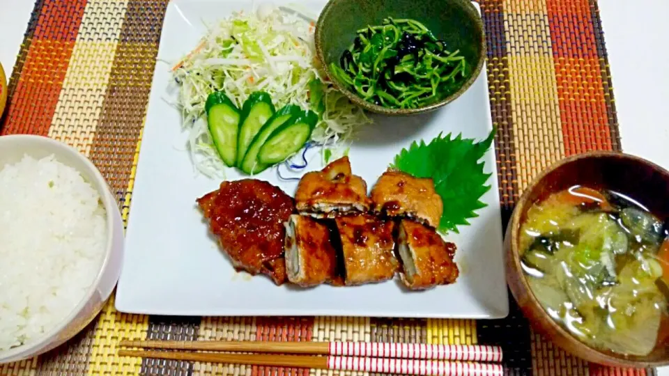 蓮根大葉の豚肉巻き、サラダ、豆苗の塩昆布和え、お味噌汁♡|yuiさん